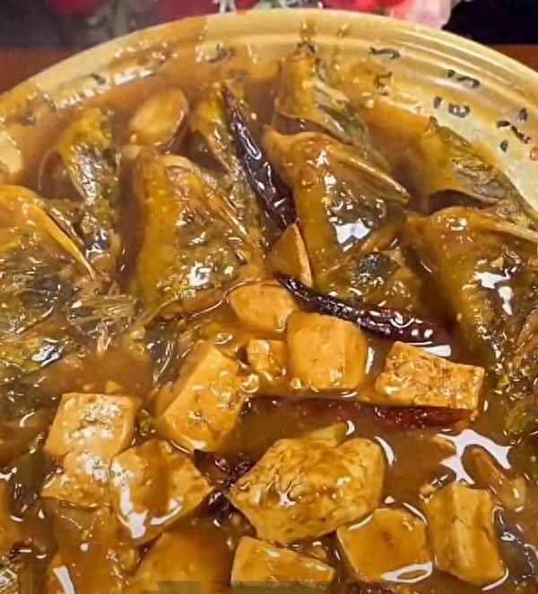 嘎魚的最正宗做法;嘎魚用開水先燙一下