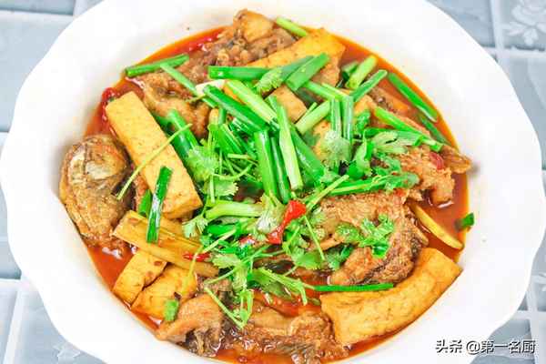 燉魚豆腐什么時(shí)候下鍋-燉魚豆腐什么時(shí)候下鍋?zhàn)詈?></p><p>下面就給大家分享一道鯉魚燉豆腐的詳細(xì)視頻，喜歡自己動(dòng)手做菜的朋友就一起來試試吧。</p><p><strong>具體做法請(qǐng)看我們的操作：</strong></p><p>準(zhǔn)備擇洗干凈的鯉魚一條，從魚尾處下刀，片開魚肉，再剁成塊，放入盆中備用。</p><p><strong>下面我們把魚塊腌制一下：</strong></p><p>盆里加入<strong>食鹽1克，胡椒粉1克，料酒適量</strong>去腥，<strong>蠔油3克</strong>提鮮，用手抓拌均勻，放在一邊腌制10分鐘，使魚塊慢慢入味。</p><p>準(zhǔn)備老豆腐一塊，先切成一厘米厚的薄片，再切成長(zhǎng)條，放入盆中備用。</p><p>生姜一小塊，切成姜片，蒜子一小把切成段，小米椒幾個(gè)對(duì)半切開，大蔥半根切成段，一起放入盆中。</p><p><strong>等食材都準(zhǔn)備好以后，我們開始進(jìn)行下一步操作：</strong></p><p>10分鐘過后，在魚塊里面加入適量的玉米淀粉，加入淀粉可以鎖住魚塊里面的水分，使炸好的魚塊外酥里嫩。</p><p>鍋內(nèi)倒入食用油，等油溫?zé)廖宄蔁釙r(shí)，下入拌好的魚塊，等魚塊定型后，用漏勺輕輕翻動(dòng)，避免魚塊粘連。</p><p>開中火炸3分鐘左右，即可撈出控油備用。</p><p>等油溫升到6成熱時(shí)，下入豆腐條，用勺子輕輕推動(dòng)，使豆腐受熱均勻，炸至豆腐外皮呈金黃色時(shí)，即可倒出控油，這個(gè)過程大概要三分鐘左右。</p><p>另起鍋添入半勺食用油，倒入蔥姜蒜和辣椒爆香，加入<strong>豆瓣醬10克</strong>，翻炒化開，炒出紅油，添入一勺清水，倒入一罐啤酒，加入啤酒有去腥增香的作用。</p><p>等湯汁沸騰后，加入<strong>生抽5克，白糖2克，胡椒粉1克</strong>，倒入炸好的魚塊和豆腐，加入<strong>陳醋3克</strong>，改中小火慢慢燉煮，再加入<strong>幾滴老抽</strong>調(diào)色。</p><p>改成小火，加入<strong>十三香1克，辣鮮露3克</strong>，燉10分鐘左右，使魚塊和豆腐充分入味。</p><p>10分鐘過后，撿出蔥姜不用。</p><p>再淋入少許明油，撒上適量的蔥段和香菜，即可關(guān)火起鍋裝入盤中。</p><p>好了，這道營(yíng)養(yǎng)美味的鯉魚燉豆腐就做好了。</p><p><strong>下面是所用到的食材和調(diào)料：</strong></p><p><strong>食材：鯉魚，老豆腐，大蔥，生姜，蒜子，小米椒，香菜，玉米淀粉，啤酒，明油</strong></p><p><strong>調(diào)料：食鹽，生抽，白糖，胡椒粉，陳醋，十三香，辣鮮露，料酒，蠔油，豆瓣醬，老抽</strong></p><p><strong>如果你有不同的做法和建議，歡迎在評(píng)論區(qū)留言</strong>，<strong>感謝大家的觀看，如果喜歡我們的文章，請(qǐng)幫忙點(diǎn)贊和轉(zhuǎn)發(fā)，敬請(qǐng)關(guān)注第一名廚，我們下期再見。</strong></p>            </div>
          </div>
          <div   id=