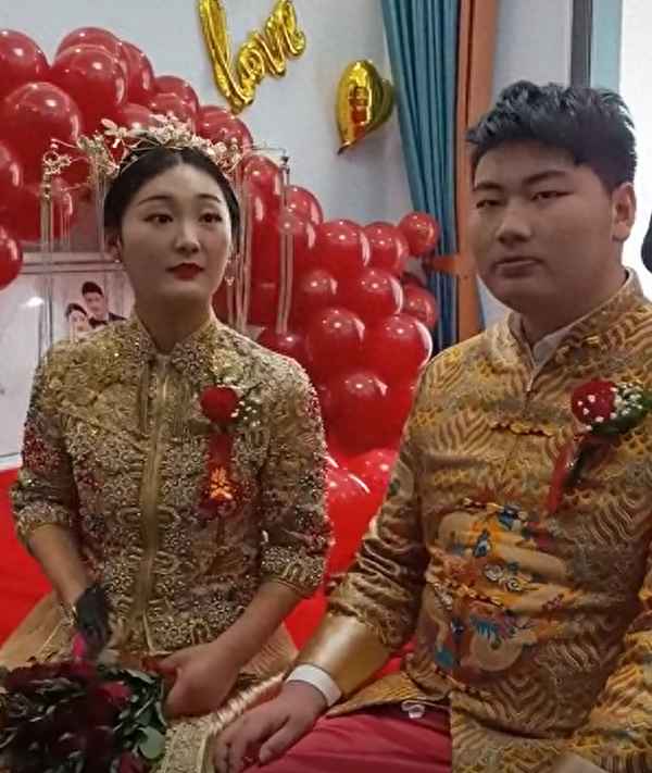 鸡飞上枝头不会变凤凰—鸡飞上枝头变凤凰是什么意思