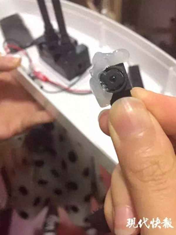 女厕蹲便器内发现摄像头、女厕便池装探头