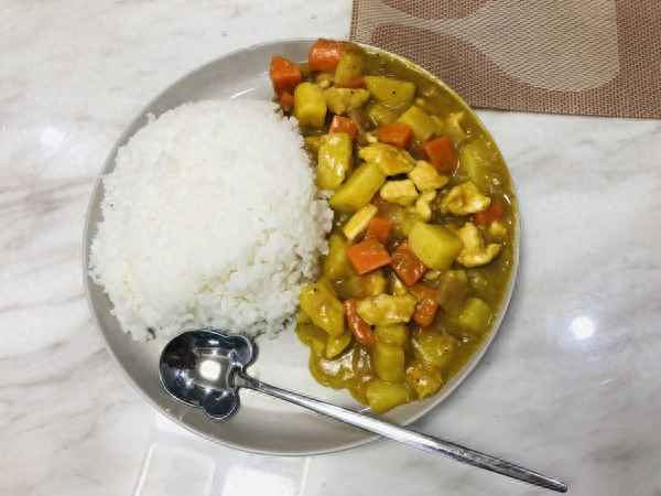 咖喱飯土豆胡蘿卜的家常做法;只有土豆胡蘿卜可以做咖喱飯嗎