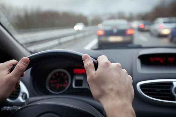 開車拐彎的正確方法,開車拐彎的正確方法要按剎車嗎