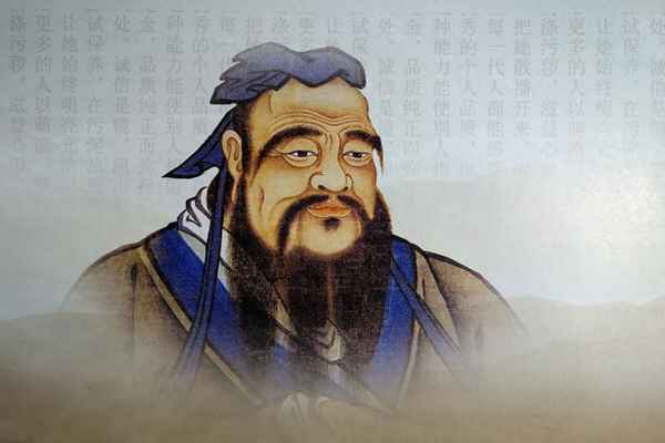 孔子背劍以德服人圖片—孔子背書(shū)籍的下一句是什么