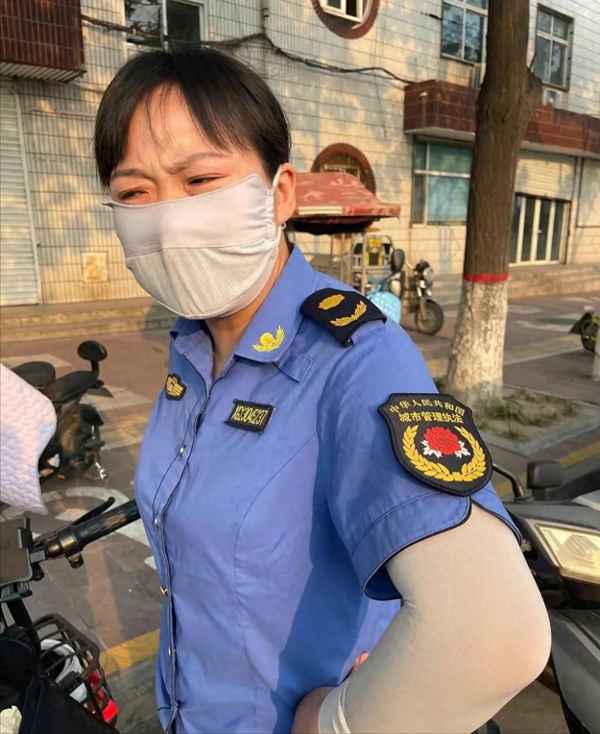 夫妻两人大街吵架妻子让丈夫下跪—一对老夫妻吵架丈夫总是让着妻子