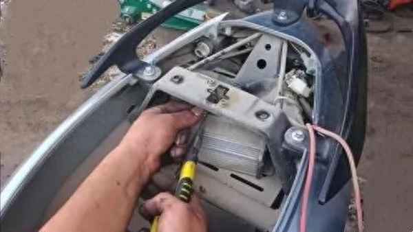 車鑰匙不小心鎖車里了,解鎖車門的6種方法