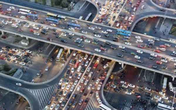 8萬(wàn)買車位還是300塊租車位;6萬(wàn)多的車位稅大概要多少錢