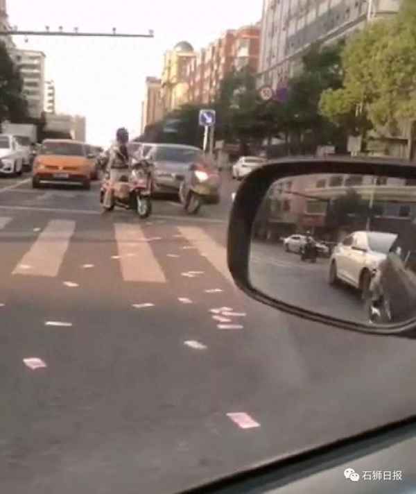 男子当街撒钱引老头老太疯抢、男子拦下拾荒老太