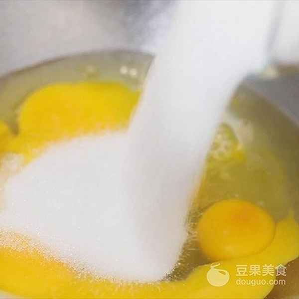 如何用面包機(jī)做蛋糕的做法(用面包機(jī)做蛋糕的方法視頻教程)