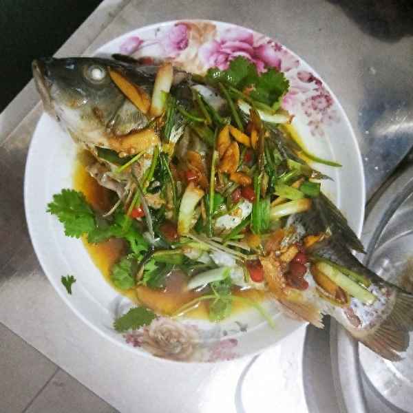 清蒸鯉魚的正確方法、清蒸鯉魚怎么做才好吃竅門