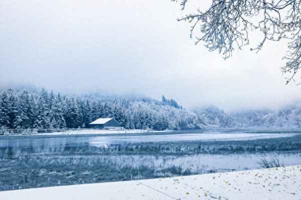 诗人描写了落日黄云的场景—其实诗人观察到的落日并非太阳的实际位置