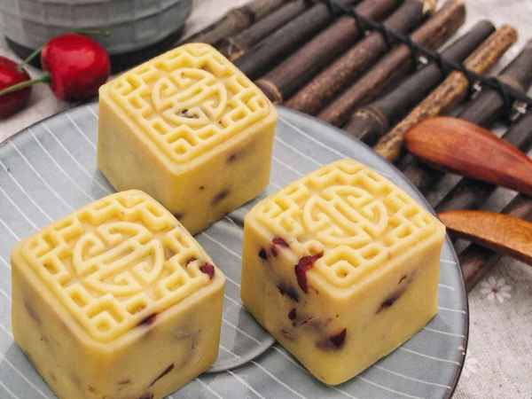 綠豆糕炒和不炒的區別(綠豆糕炒和不炒的區別圖片)