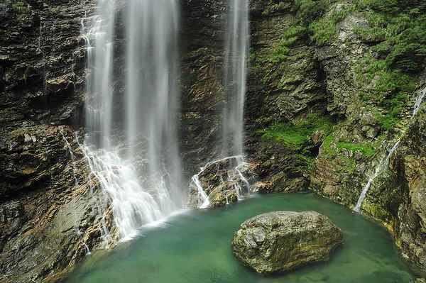 李白庐山瀑布是三叠泉吗(飞流直下三千尺是指哪个瀑布)