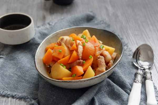 土豆燜五花肉的家常做法;五花肉燒土豆怎么做好吃又簡(jiǎn)單