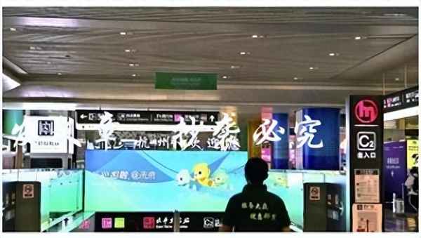 與攜手同行搭配的句子_形容夫妻共同攜手同行的句子