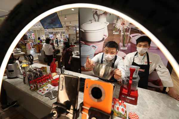 可欣说财经,可欣主持