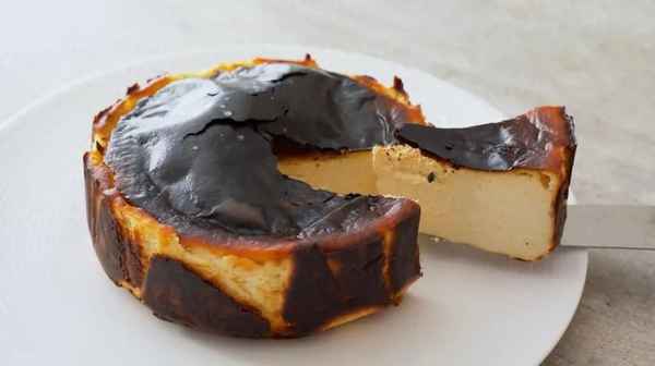 burnt cheesecake、plain cheesecake