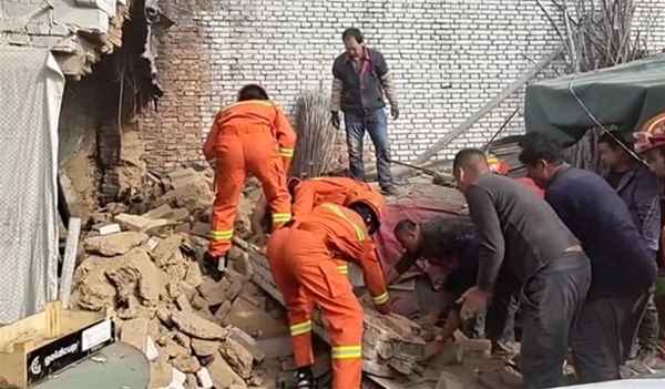 七旬老人被困坍塌房屋_七旬老人19楼坠亡