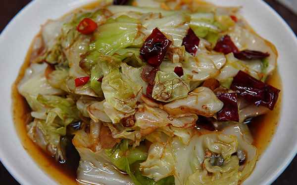 大廚手撕包菜的做法_炒包菜最簡單的做法
