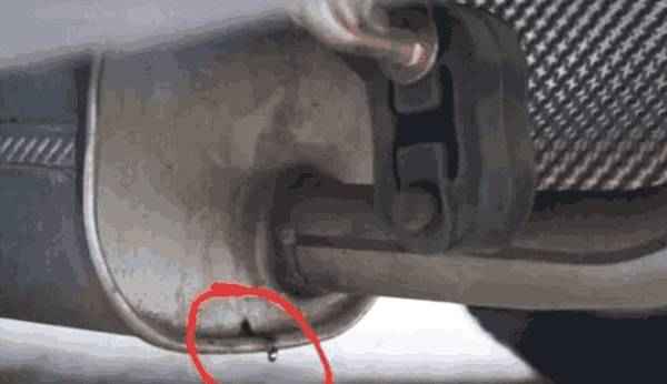 汽車排氣管出水是什么原因—排氣管滴水三元催化是好是壞