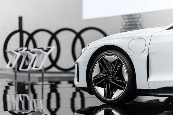 奧迪性能金字塔尖的車型;奧迪金色車標是什么車