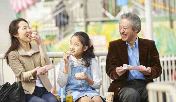 老人有退休金可以起诉子女赡养吗-有退休金的父母可以起诉儿子养老吗