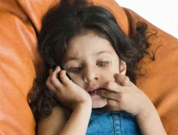 13歲孩子老是啃手指頭咋辦(愛咬人的孩子心理有問題)