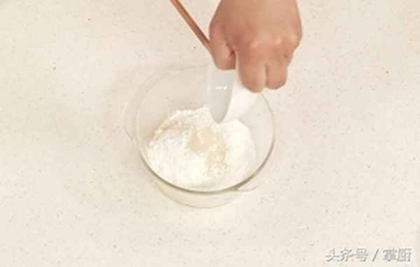 小魚鍋貼餅子和面的做法(小魚鍋貼餅子和面的做法視頻教程)