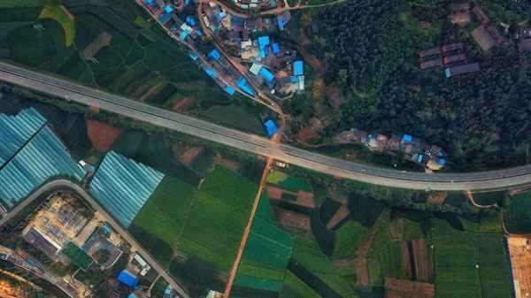 距离高速公路多少米可以拆迁;距离高速公路多少米宅基不拆