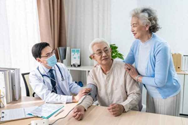 醫療保健行業怎么入手、養生館1—2人一年能掙多少