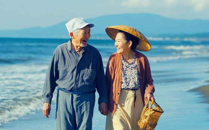 穿越时光的眷恋：海风中的爱与坚守