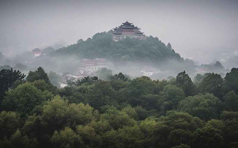 古韵 involves 玉龙雪山，探秘丽江大研古镇