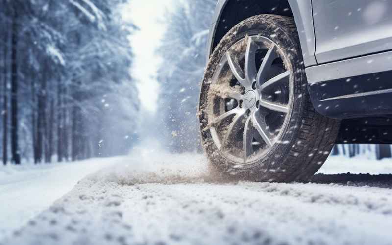 汽車在雪地、汽車在雪地里剎車好像有東西頂著