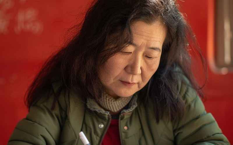 福光照归途春联传心续家庭情谊深