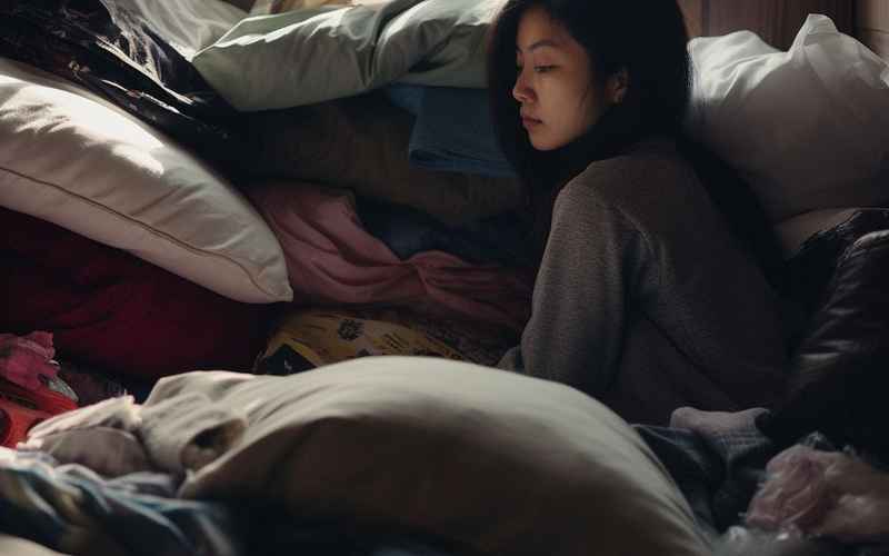 《夜色朦胧：韩剧卧室情愫与禁忌情感的叙事张力》