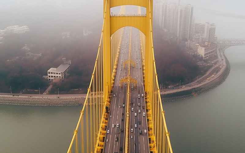 雾锁两江情绕山城