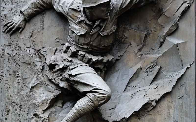 《信念如磐·使命传承：十一级台阶之上的军魂史诗与人生攀登》