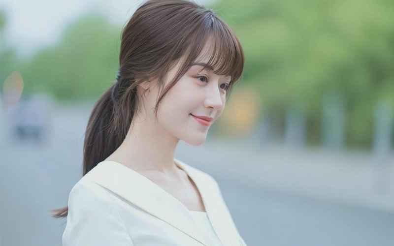 《吴昕荧屏新篇：职场的逆袭与温暖人生》