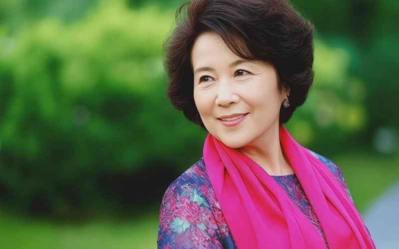 《彭玉荧屏岁月绘锦绣人生画卷》