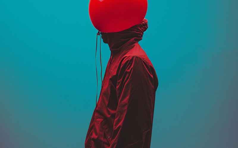 《红气球飘入烟火人间：时代沉浮下的炽热羁绊》