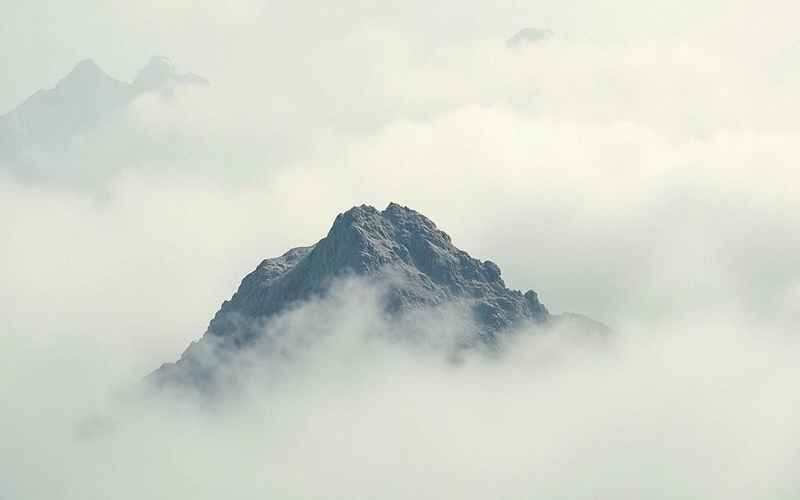 云雾中的高峰,登顶挑战 云雾中的高峰,登顶挑战