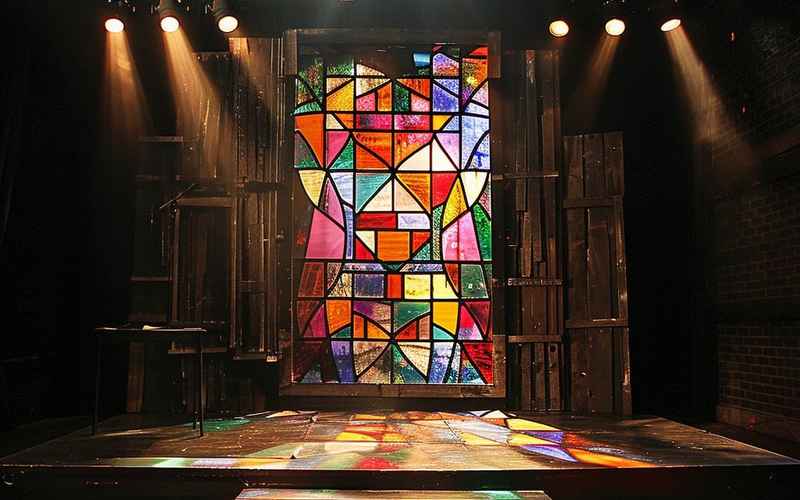 《荧幕之光:诺拉的觉醒与救赎之旅》 《荧幕之光:诺拉的觉醒与救赎之旅》