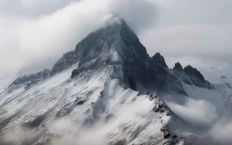峰頂云霧迷，山間風(fēng)景絕